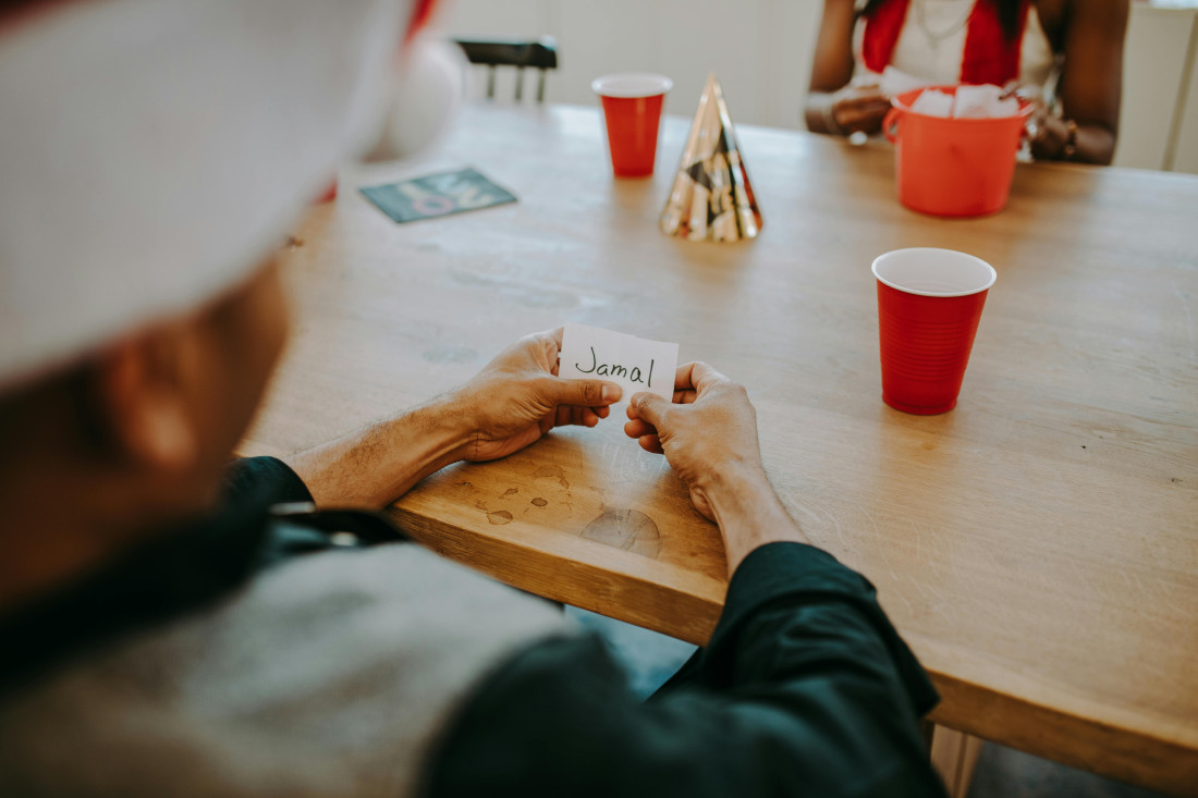 Poklonima se u cenu ne gleda: 10 novogodišnjih darova koji sve oduševljavaju, a koštaju manje od 1.000 dinara