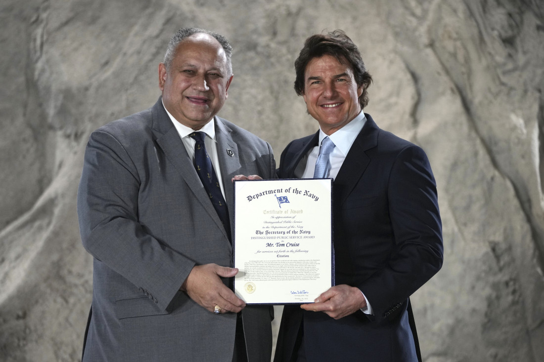 Tom Kruz dobio priznanje američke mornarice:  Zbog "Top Gana" svi su hteli u vojsku (FOTO)