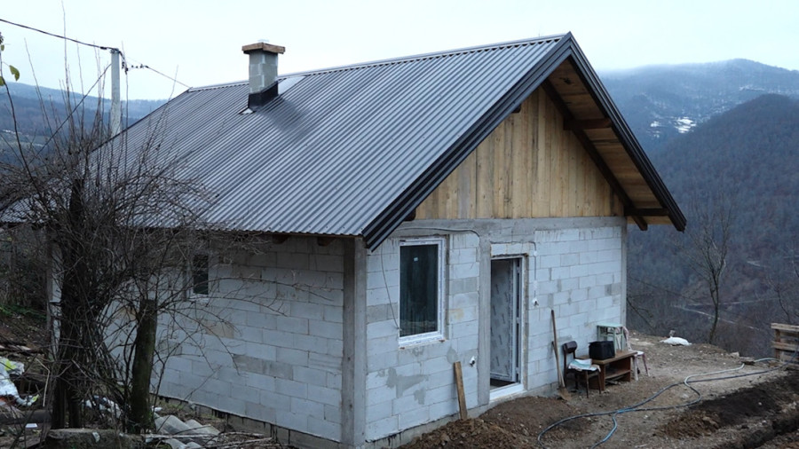 Ne gledamo kako se ko zove, niti ko se kom bogu moli: Veliko srce humanih Pribojaca, izgrađen novi dom za porodicu Gibanica (FOTO)