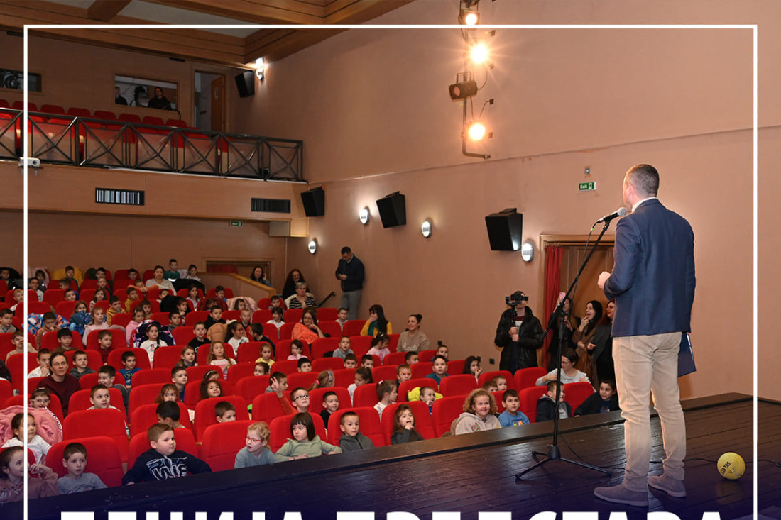 Aktivnosti za bolju bezbednost dece u saobraćaju: U Inđiji održana predstava za mališane