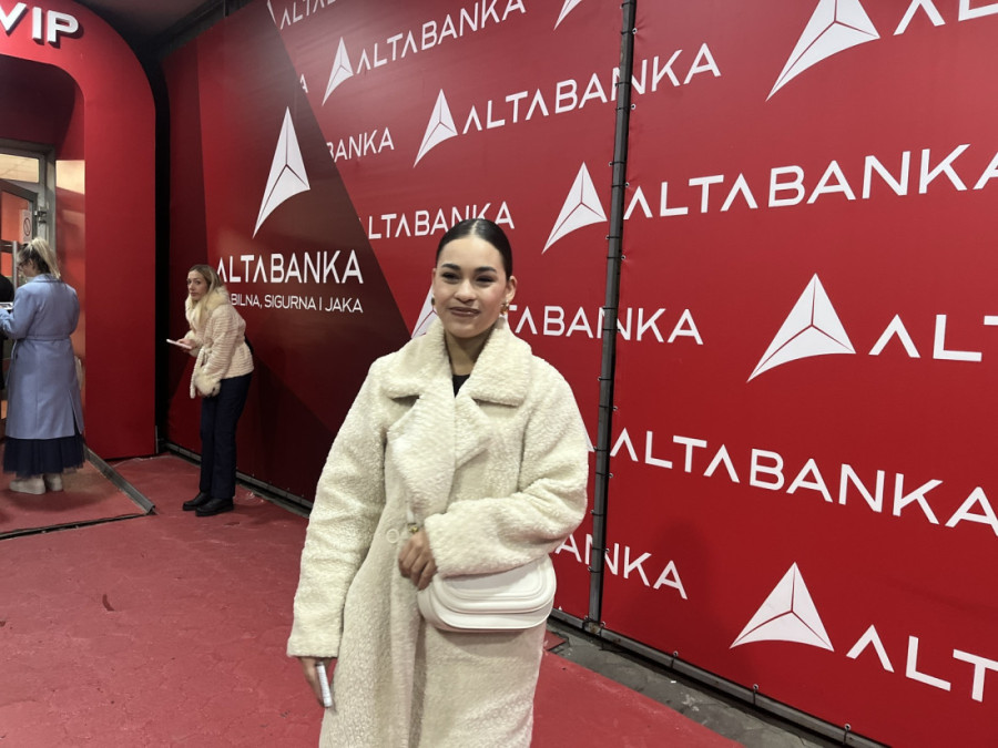 Poznati na koncertu Laure Pauzini: Influenserka došla bez muža glumca, a poznata voditeljka priznala nešto neočekivano (VIDEO)