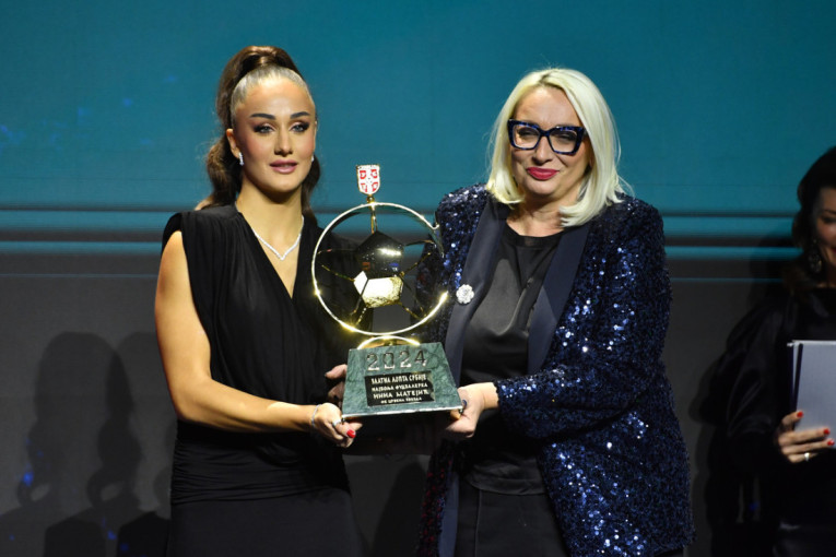 Zvezda je moja prva ljubav! Nina zablistala sa Zlatnom loptom u rukama, pa se setila kako je počela! (VIDEO)