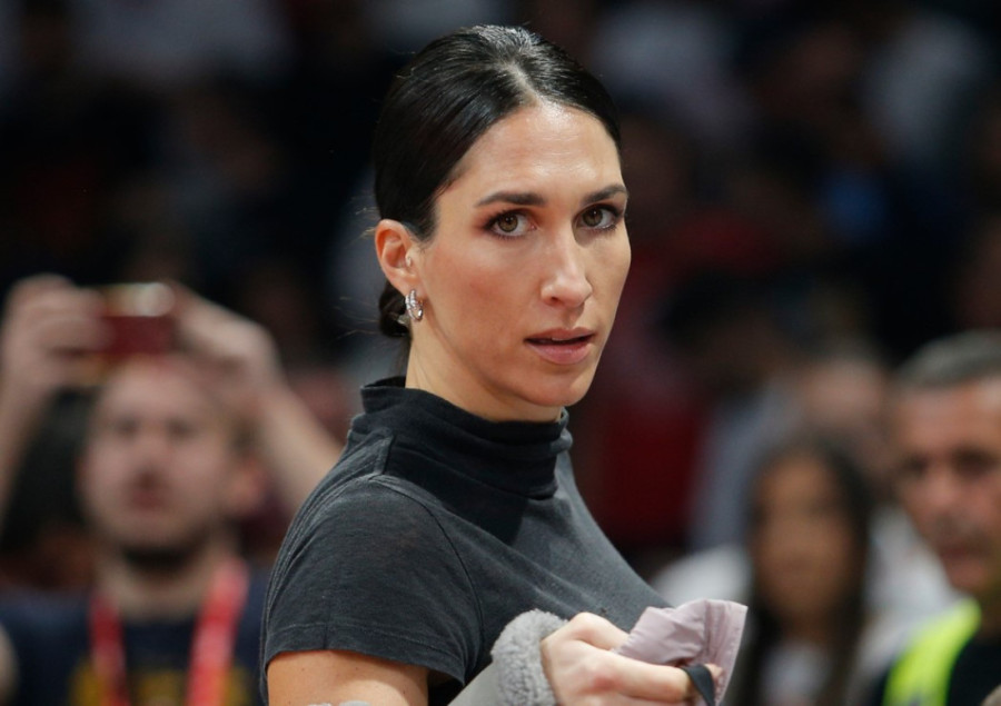 Jelisaveta Orašanin pozirala bez brusa: Glumica u uskoj bluzi sa dubokim dekolteom istakla silikone u prvi plan