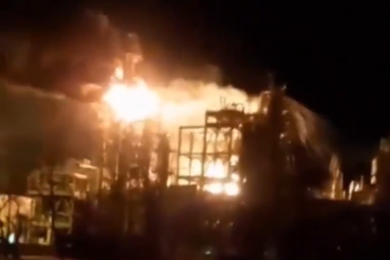Odjekuju eksplozije u Rusiji, gori rafinerija: Ukrajinci udarili dronovima i raketama (VIDEO)