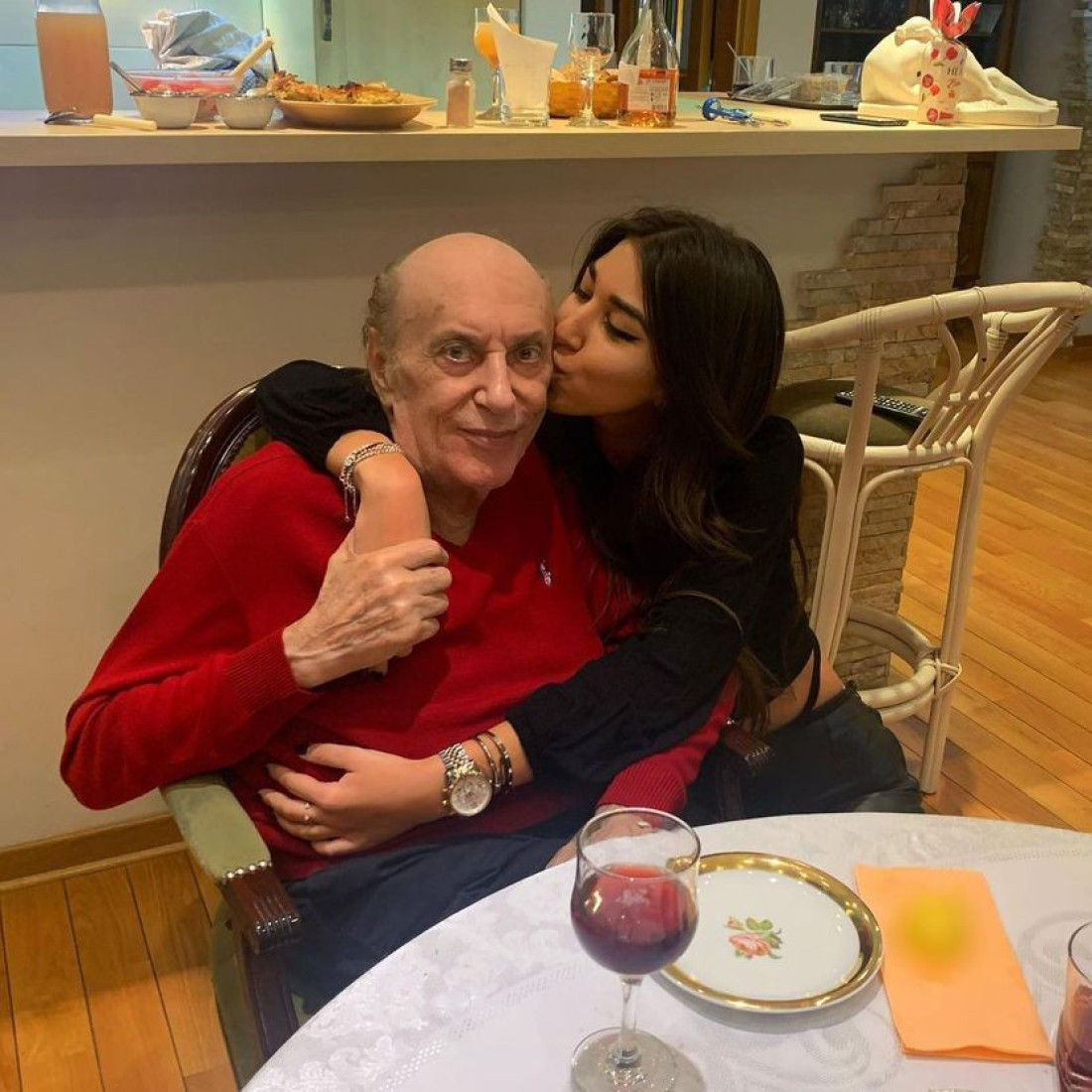 Evo kako izgleda unuka legendarnog Tozovca! Izrasla je u pravu lepoticu, a dirljivom objavom pokazala koliko voli svog dedu!