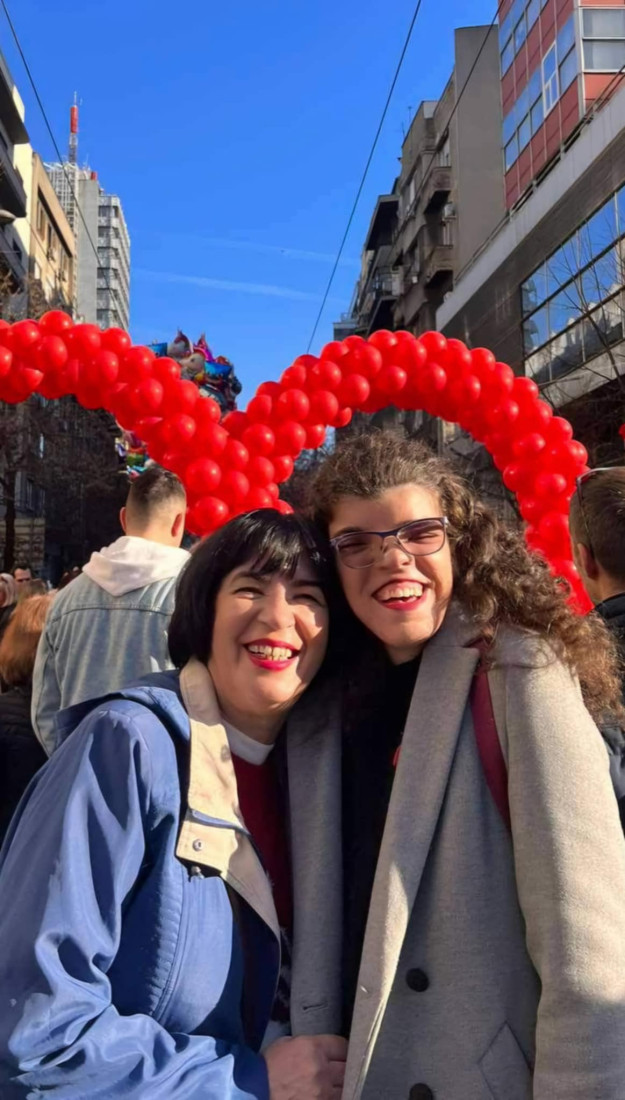 Lekari su digli ruke od njene bebe, a Nadica je postigla čudo! Marina je jedina sa ovom dijagnozom na planeti, a sve što žele u 2025. je...