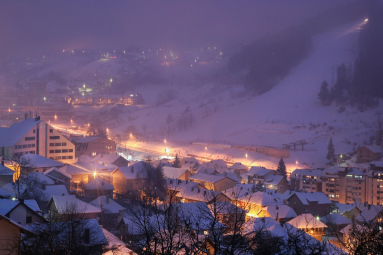 Čudo o kome svi pričaju na Zlataru! Dete preživelo ledenu noć, sekundi su ga delili od smrti – devojčicu pronašli pod skutima mrtve bake!