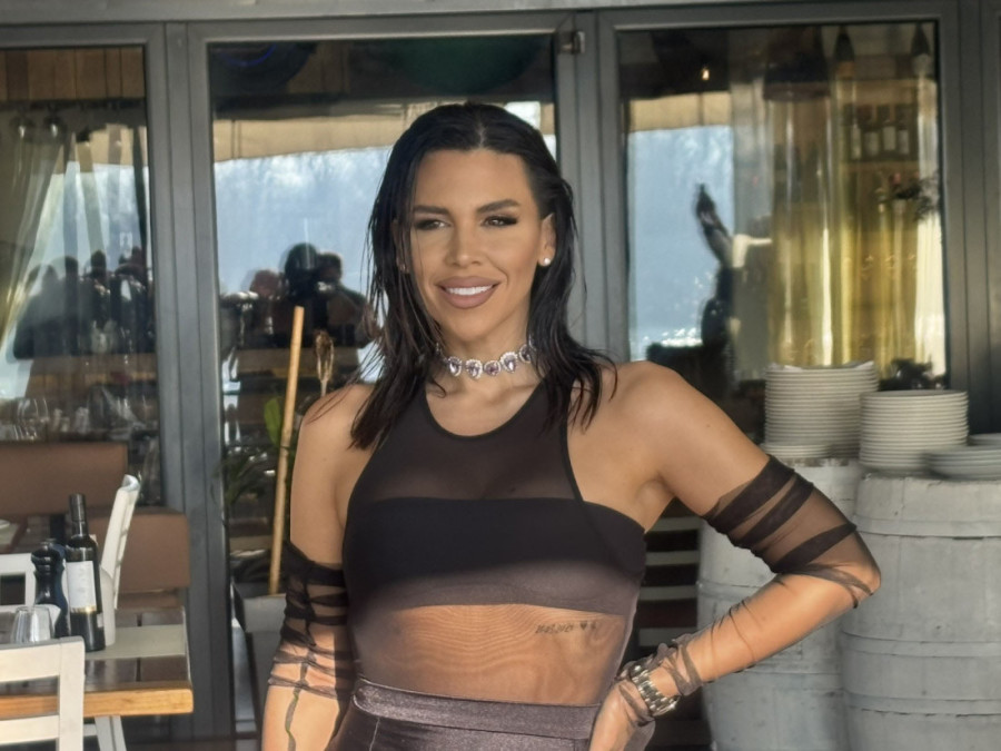 "On me čuva!" Kaja Ostojić njega drži u krilu! Evo ko joj pazi leđa, a to nije njen suprug Miloš