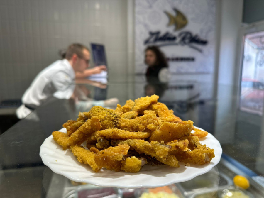 Nesvakidašnji posni delikates: Kuvar u ribarnici u Čačku pravi čips od šarana, sve se prodalo pred slavu! (FOTO)