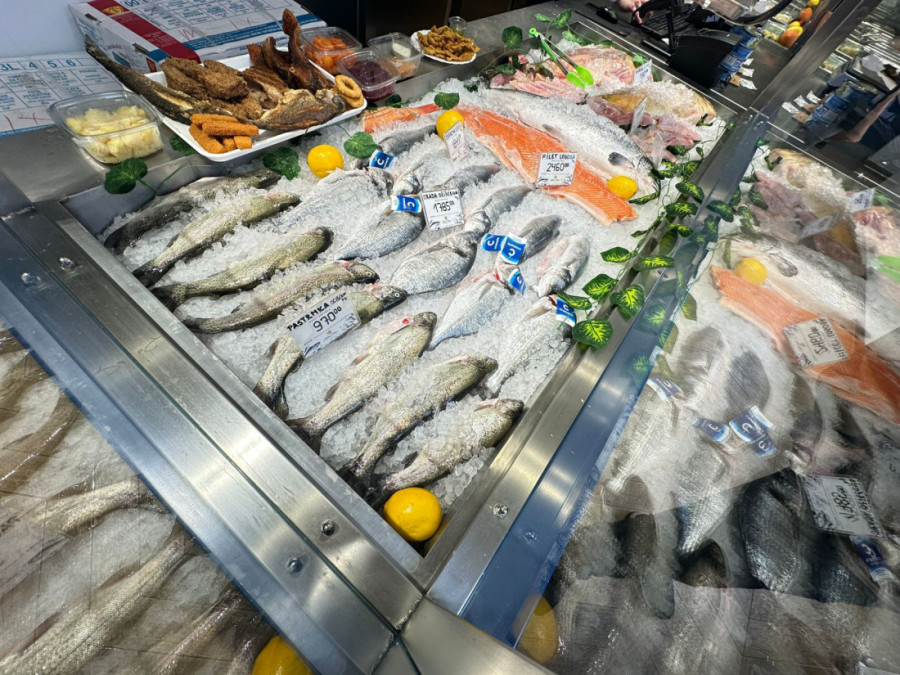 Nesvakidašnji posni delikates: Kuvar u ribarnici u Čačku pravi čips od šarana, sve se prodalo pred slavu! (FOTO)