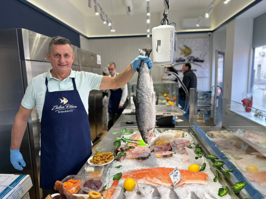 Nesvakidašnji posni delikates: Kuvar u ribarnici u Čačku pravi čips od šarana, sve se prodalo pred slavu! (FOTO)