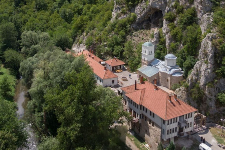 Zabeleo se Hilandar! Monasi na Svetoj Gori videli sneg nakon skoro 10 godina (FOTO)