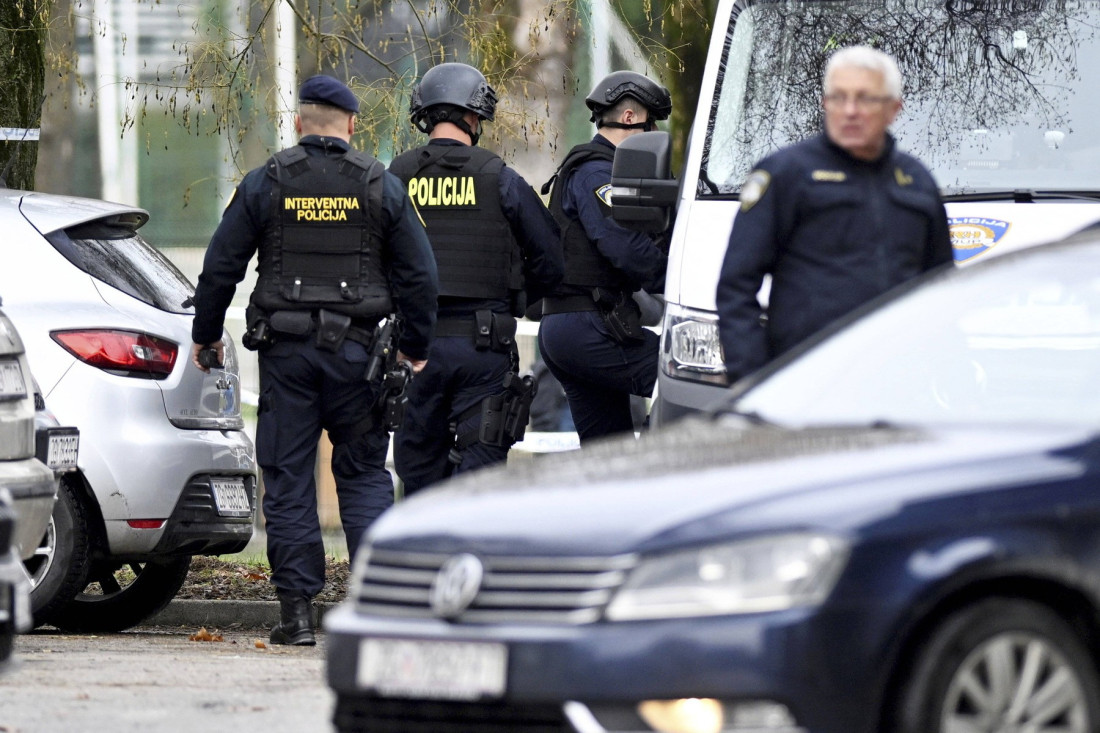 Napadač je bio u crnom: Tukao je dečaka u hodniku, a onda je ušao u razred