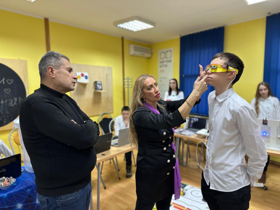 Izum srpske dece počinje sa primenom u Čačku: Naočare za slepe i slabovide prava su revolucija (FOTO)