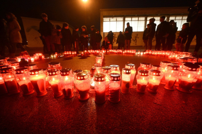 Videla sam dete kako leži na podu u lokvu krvi: Majka opisala trenutke užasa u školi u Prečkom