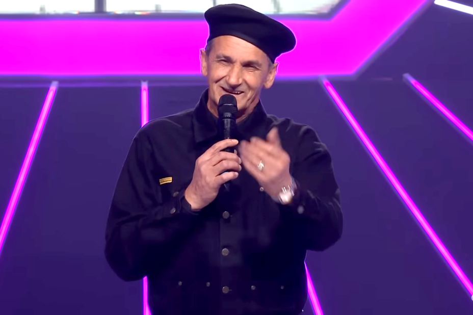 Brat našeg poznatog pevača se pojavio u takmičenju, a onda mu se on pridružio na sceni: Otpevali pesmu posvećenu pokojnom ocu (FOTO)