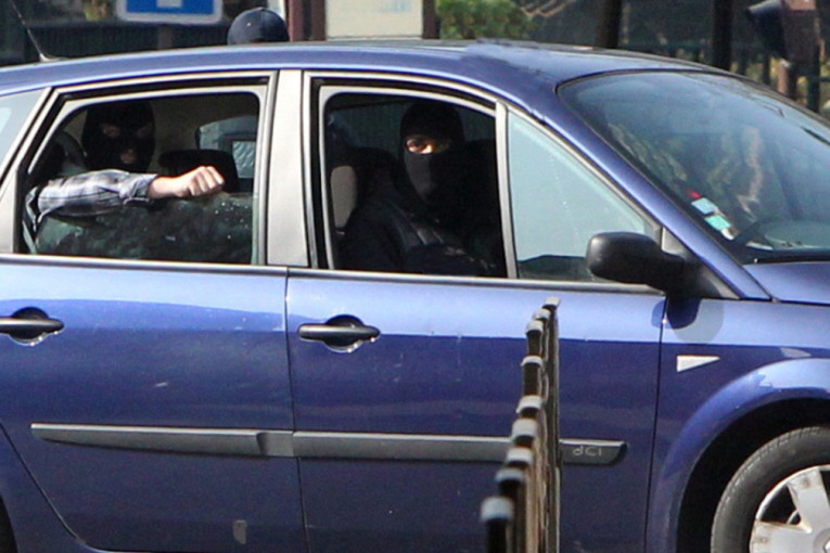 Demoliran ugostiteljski objekat na Miljakovcu, uništeni i automobili: Maskirani napadači sve polomili