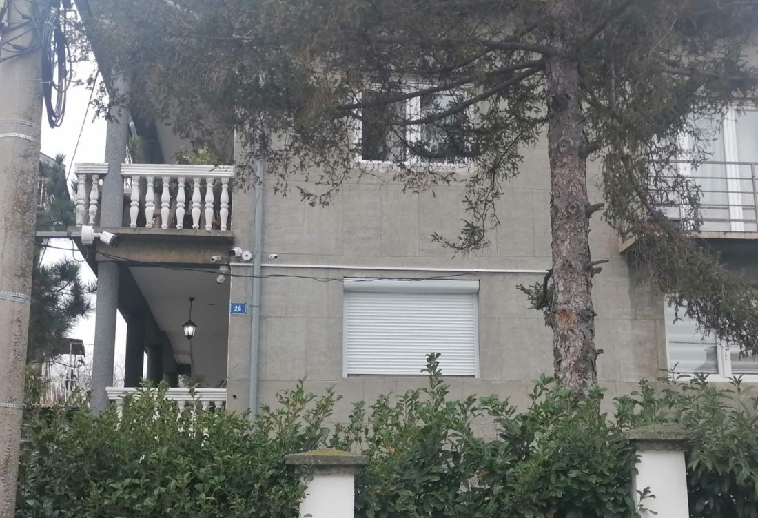 Suze ispred kuće prijatelja Velje Nevolje: Ovde je ubijen Pivce iz Kaluđerice (FOTO/VIDEO)