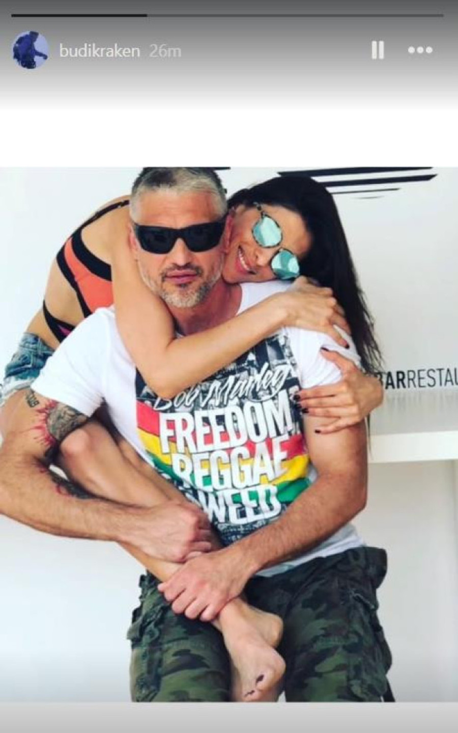 Čvrsto je grli i ljubi: Čeda Jovanović objavio sliku sa bivšom suprugom! (FOTO)