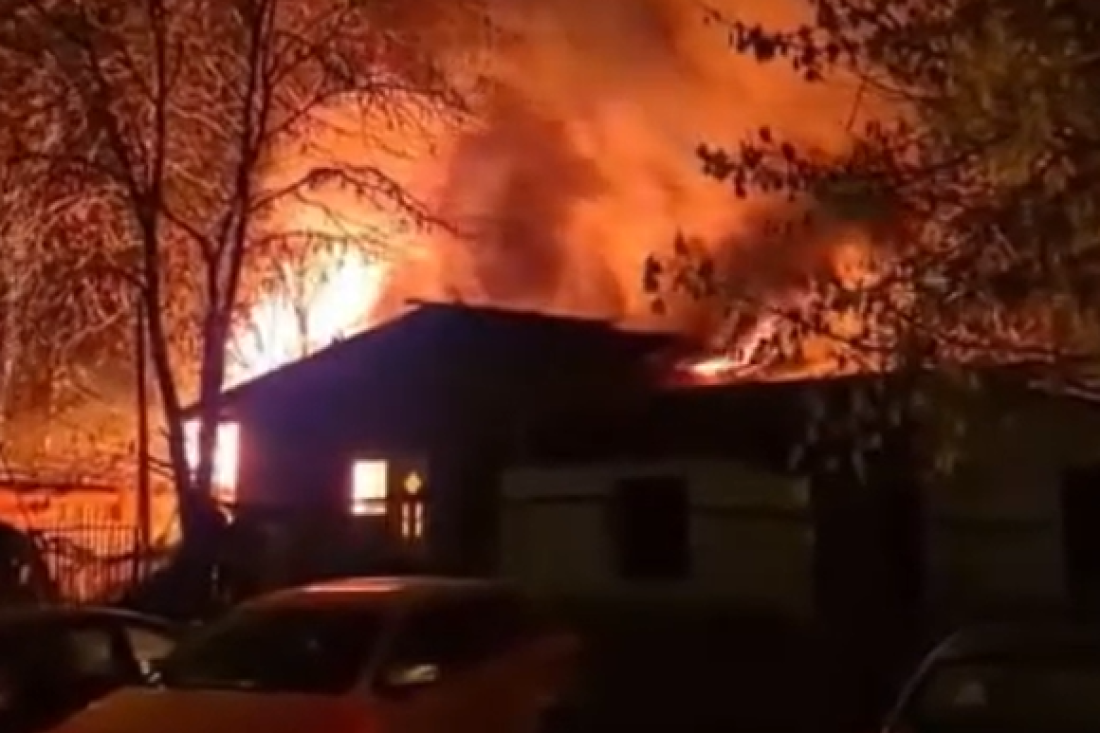 Gorele barake na Bežanijskoj kosi: Vatrogasci posle teške borbe ugasili vatru (FOTO/VIDEO)