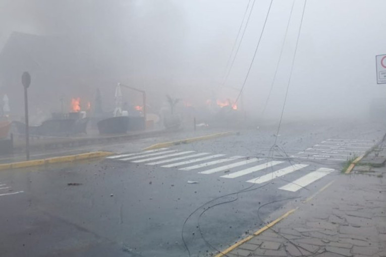 Stravični snimci: Avion sa 10 ljudi srušio se na jugu Brazila, nema preživelih (VIDEO)
