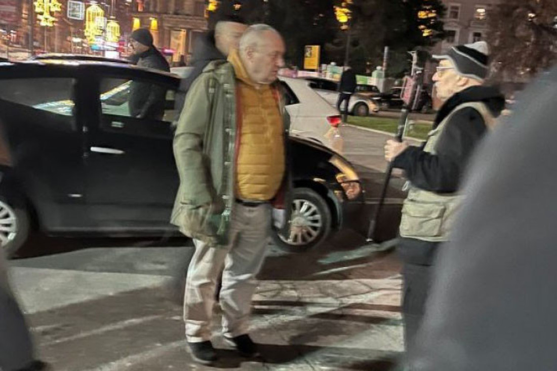 Ovo je lider večerašnjih protesta ispred Skupštine (FOTO)