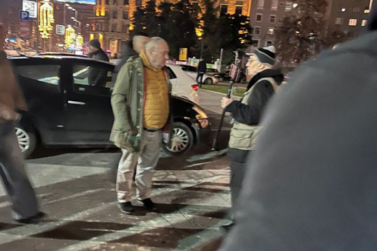 Ovo je lider večerašnjih protesta ispred Skupštine (FOTO)