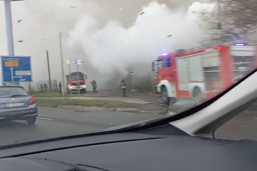 Bukti požar kod Ade Ciganlije! Dim kulja, vozači oprez (FOTO/VIDEO)