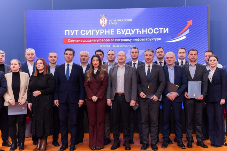 Mesarović u "Palati Srbija" uručila ugovore za realizaciju 20 infrastrukturnih projekata
