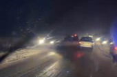 Sneg napravio haos kod Rume: Više vozila sletelo sa puta (VIDEO)