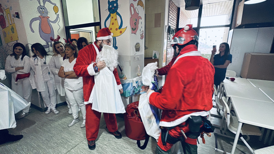 Pripadnici GSS doneli radost u dečju bolnicu: Obukli se kao Deda Mrazovi i mališanima dostavili paketiće (FOTO)