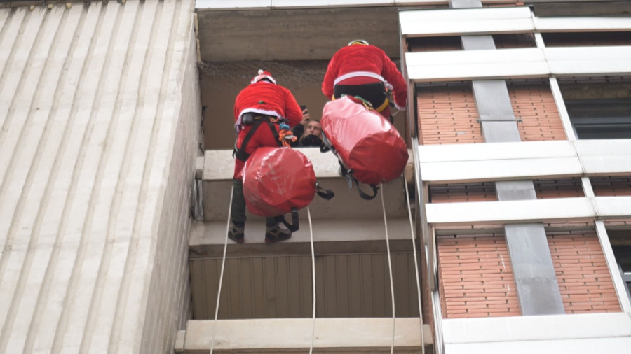 Pripadnici GSS doneli radost u dečju bolnicu: Obukli se kao Deda Mrazovi i mališanima dostavili paketiće (FOTO)