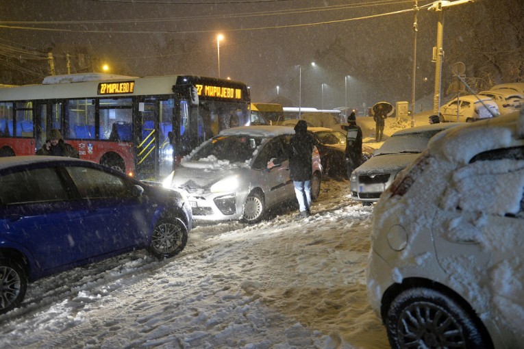 Snimci snega u Beogradu! U celom gradu saobraćajni kolaps, vejavica ne prestaje, oglasila se Zimska služba (FOTO/VIDEO)