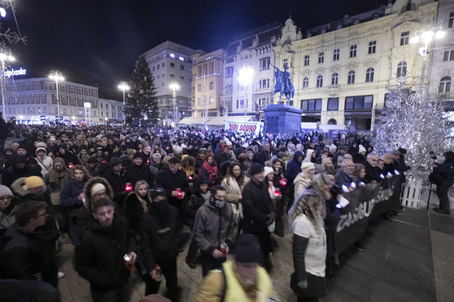 "Kad jedna mama plače, sve plaču": Građani Zagreba u protestnoj šetnji zbog tragedije u osnovnoj školi (VIDEO)