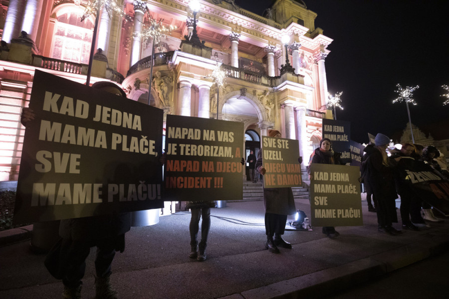 "Kad jedna mama plače, sve plaču": Građani Zagreba u protestnoj šetnji zbog tragedije u osnovnoj školi (VIDEO)