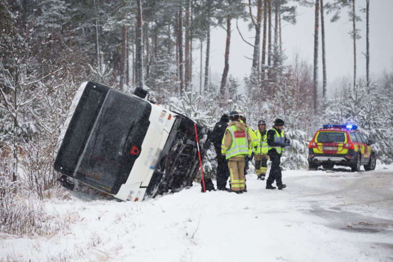Drama kod Rume: Autobus sleteo sa puta