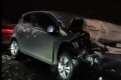 Teška saobraćajna nesreća kod Jakova: Prednji deo vozila uništen (VIDEO)