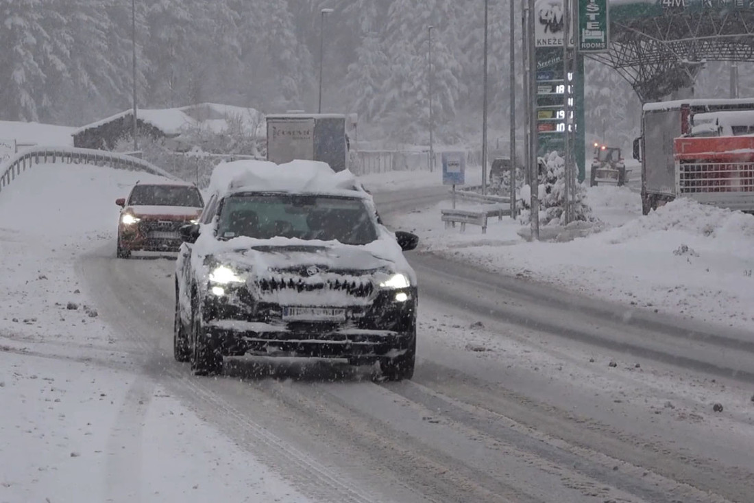 Vozači, oprez zbog poledice na kolovozima! Na graničnim prelazima nema gužvi