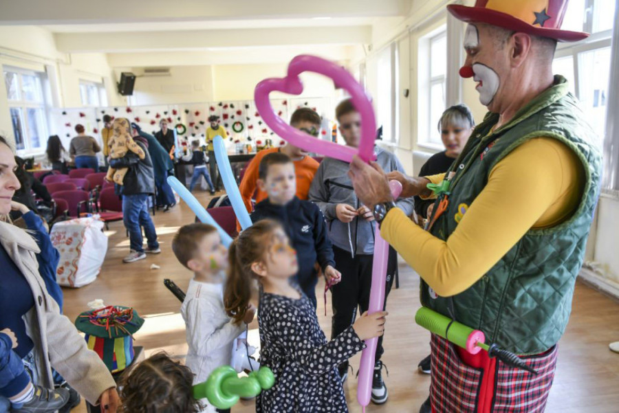 "Čarobna raspevana jelka" i dodela paketića