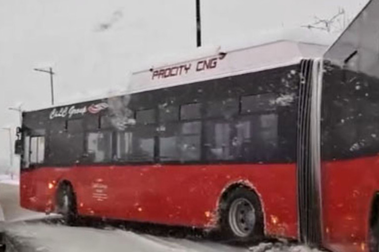 Iskliznuo autobus u Sremčici! Sneg i danas zadaje muke