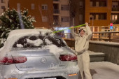 Sneg i Staniju namučio! Ovako starleta čisti auto: Baš se bacila na posao! (FOTO)