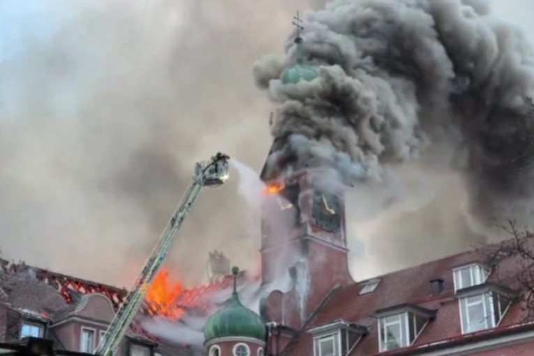 Požar u staračkom domu: Urušio se deo krova, u gašenju učestvuje više od 100 vatrogasaca (VIDEO)