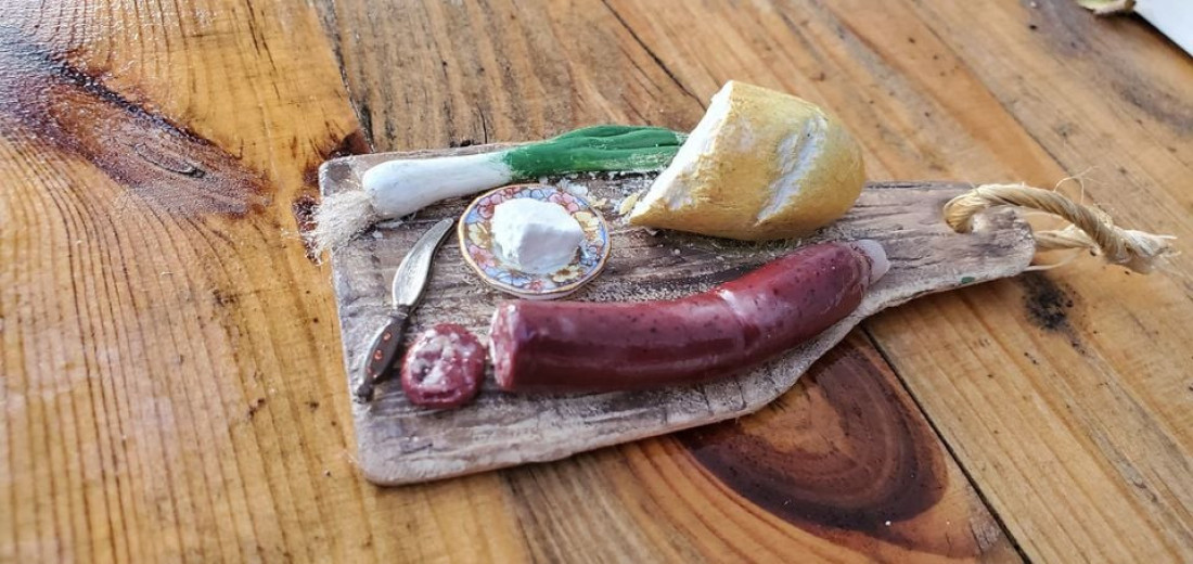 Od "smederevca" do luka i slanine! Aleksandrini magneti vraćaju nas u detinjstvo: Neverovatne minijature sa motivima srpske tradicije (FOTO)