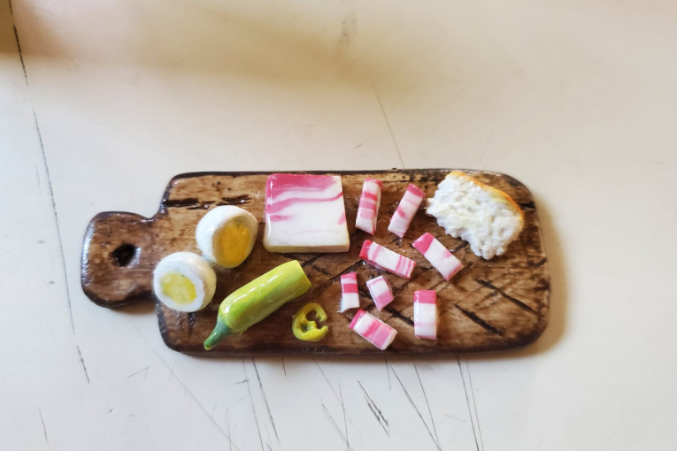 Od "smederevca" do luka i slanine! Aleksandrini magneti vraćaju nas u detinjstvo: Neverovatne minijature sa motivima srpske tradicije (FOTO)