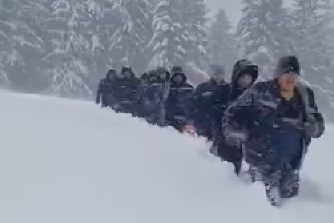 Kneževo bez struje zbog snežnih padavina: Herojska borba radnika elektrodistribucije oduševila građane (VIDEO)