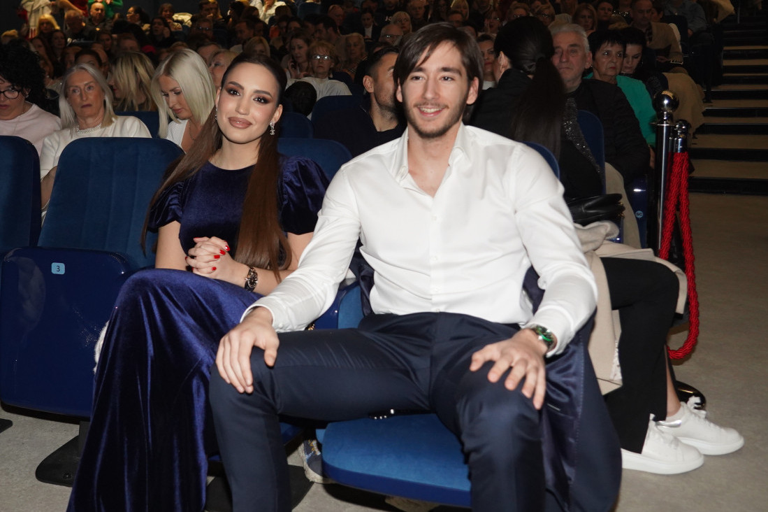 Kan Džinović sa devojkom na odmoru: Poziraju kraj mora, a tek da vidite šta ona drži u ruci! (FOTO)