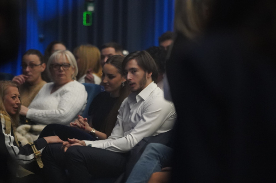 Skinuo se sin Harisa Džinovića: Kan mami uzdahe ženskog pola!