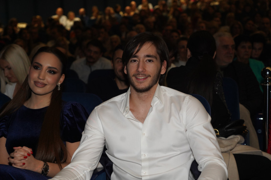 Kan Džinović sa devojkom na odmoru: Poziraju kraj mora, a tek da vidite šta ona drži u ruci! (FOTO)