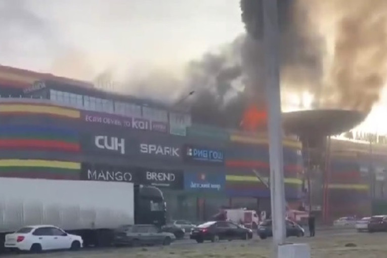 Eksplozija u tržnom centru u Rusiji! Vatra buknula dok su radnici otvarali lokale! Ima mrtvih (VIDEO)