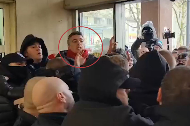 Osvedočeni nasilnik razvalio ulaz u Skupštinu grada Beograda: Miketić napao policiju i prosuo deset litara crvene farbe! (VIDEO)